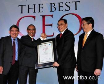 Direktur Utama PTBA mendapat Penghargaan 'The Best CEO 2014' 