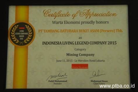 PTBA Menerima Penghargaan di Living Legend Companies Award 2015