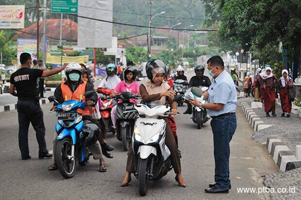 PTBA Bagikan Masker Gratis di Sawahlunto