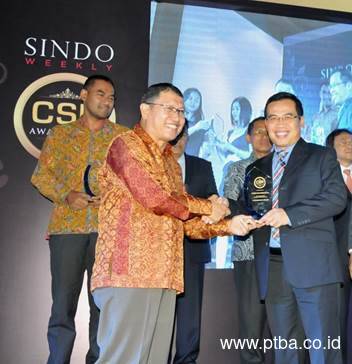 PTBA Raih Best Environmental Excellence Dalam Sindo Weekly CSR Awards 2015