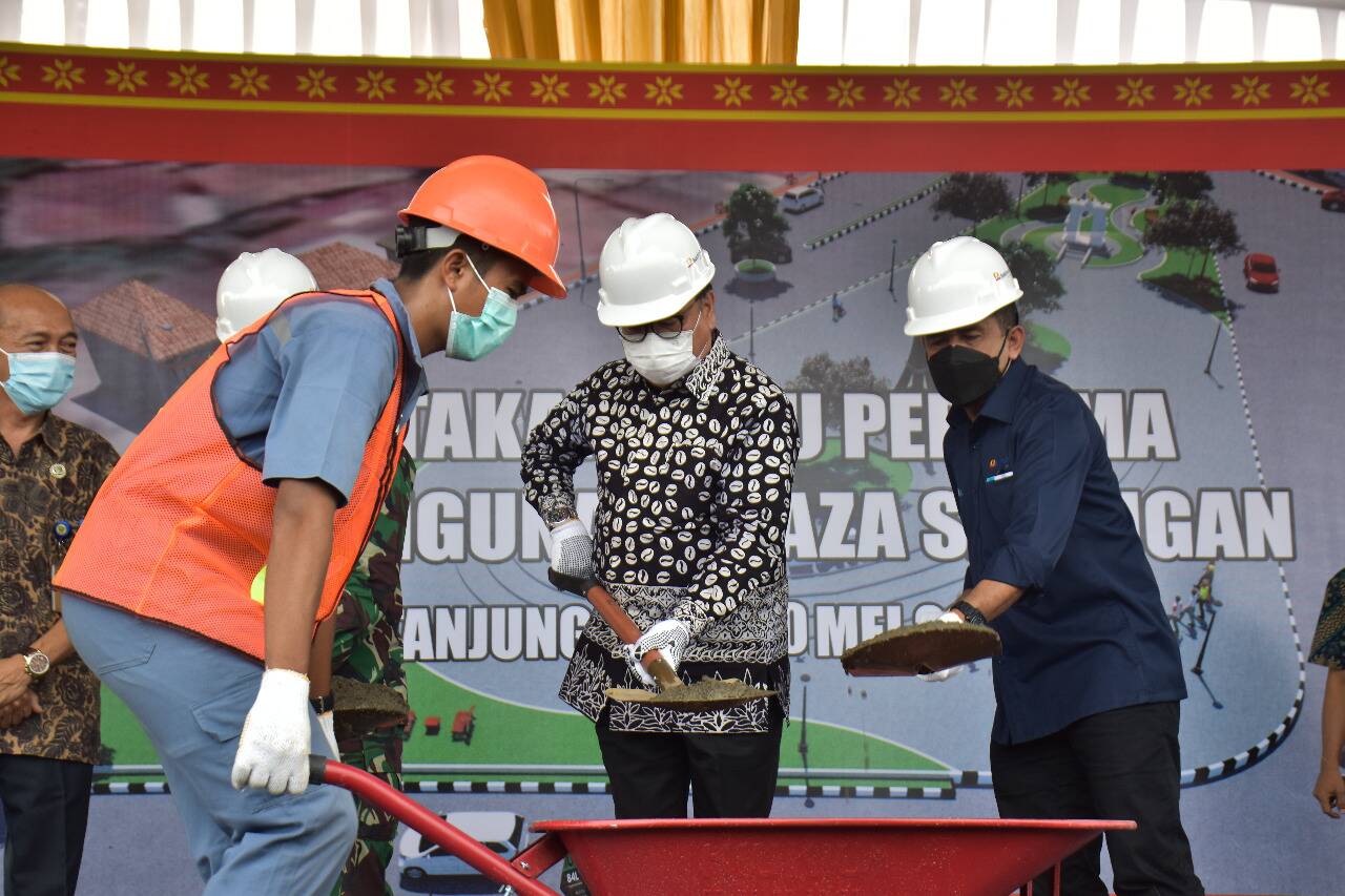 Construction of the Plaza Saringan Begins
