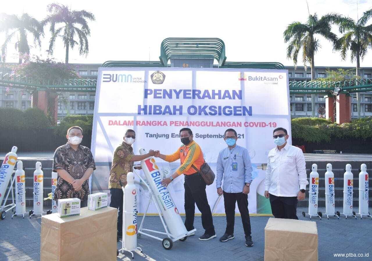 Bukit Asam Salurkan Bantuan Tabung Oksigen ke Puskesmas