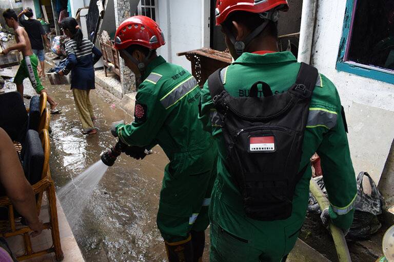 Tim Medis dan Rescue Bukit Asam Dikirim untuk Bantu Korban Banjir di Talang Gabus