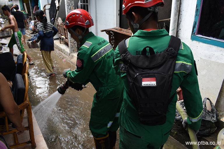 Tim Medis dan Rescue Bukit Asam Dikirim untuk Bantu Korban Banjir di Talang Gabus