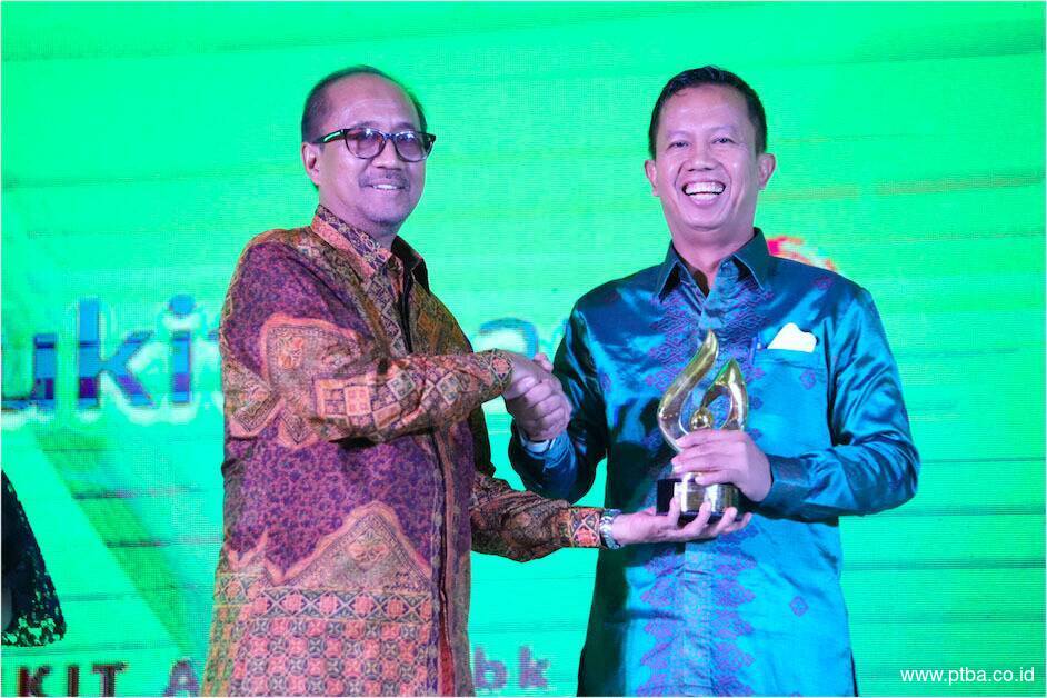 Bukit Asam Sabet 3 Penghargaan di Ajang TJSL & CSR Award 2022