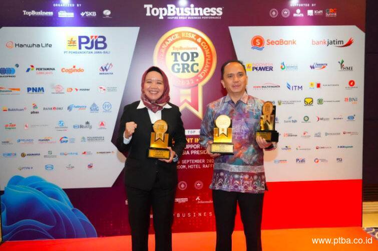PTBA Received Three Awards at the TOP GRC Awards 2022