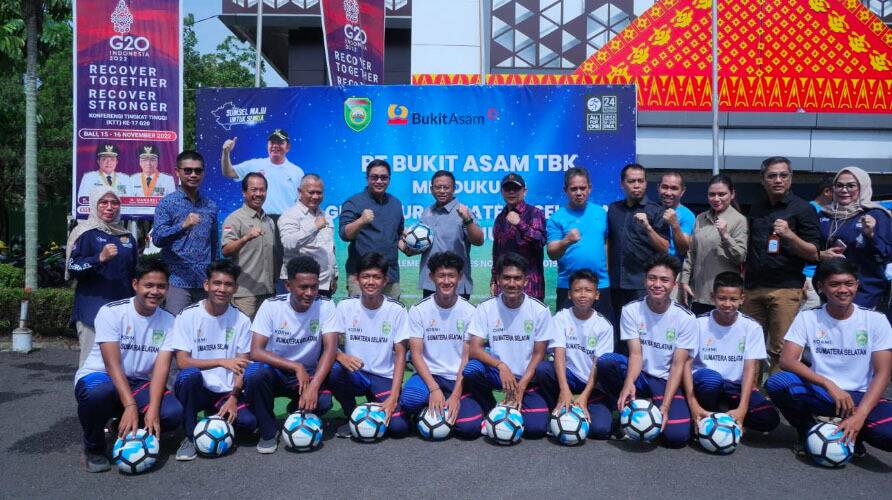 PTBA Beri Bantuan untuk Dukung Kemajuan Sepak Bola di Sumatera Selatan