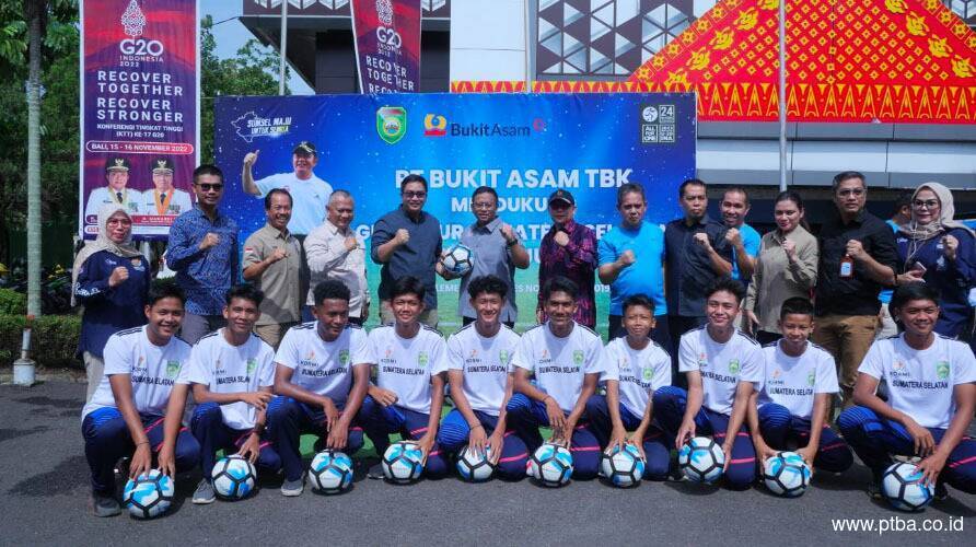 PTBA Beri Bantuan untuk Dukung Kemajuan Sepak Bola di Sumatera Selatan