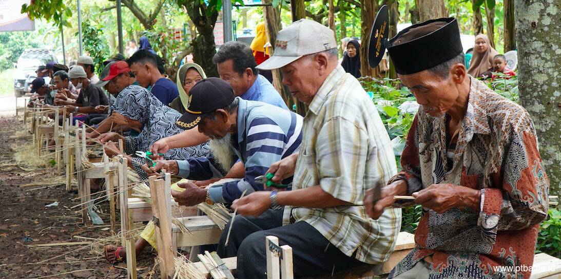 Rekor! PTBA dan Paguyuban Krajan Berdayakan 1.127 Lansia Produksi Tusuk Sate