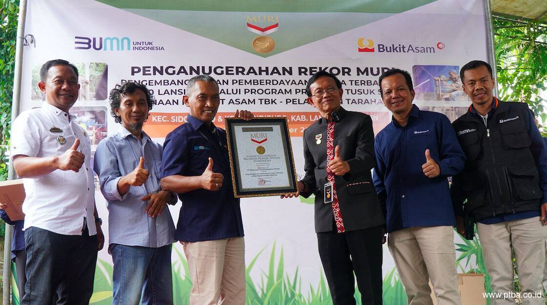 Rekor! PTBA dan Paguyuban Krajan Berdayakan 1.127 Lansia Produksi Tusuk Sate