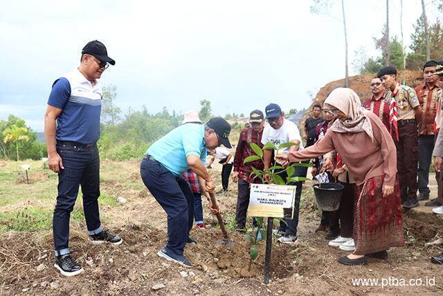 Dipimpin Erick Thohir, PTBA Ikut Menanam Pohon Menanam Akhlak