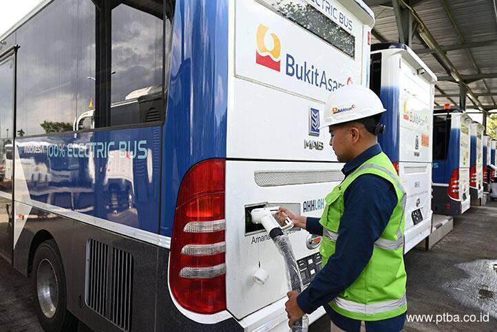 PTBA Mulai Operasikan 10 Unit Bus Listrik untuk Kendaraan Tambang