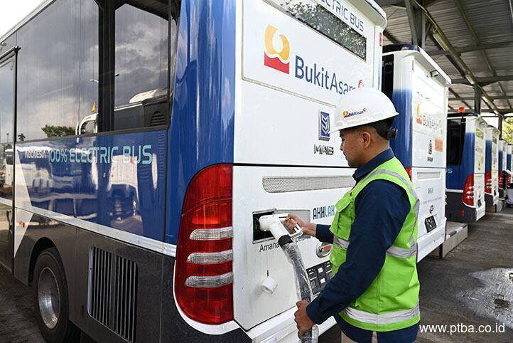 PTBA Mulai Operasikan 10 Unit Bus Listrik untuk Kendaraan Tambang