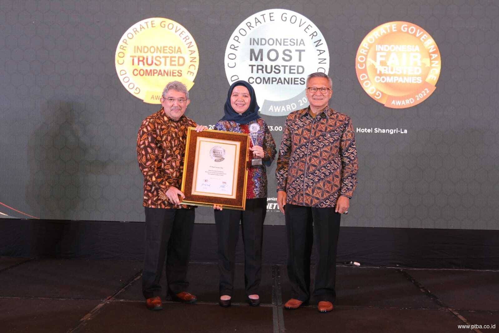 Bukit Asam Raih Predikat Indonesia Most Trusted Company