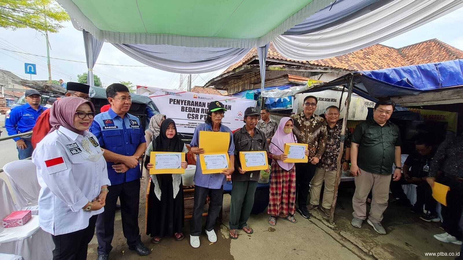 PTBA Beri Bantuan Bedah Rumah untuk 4 Unit Hunian Tak Layak Huni