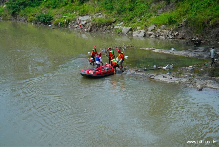 PTBA dan Mitra Kerja Gelar Aksi Bersih-Bersih Sungai Enim