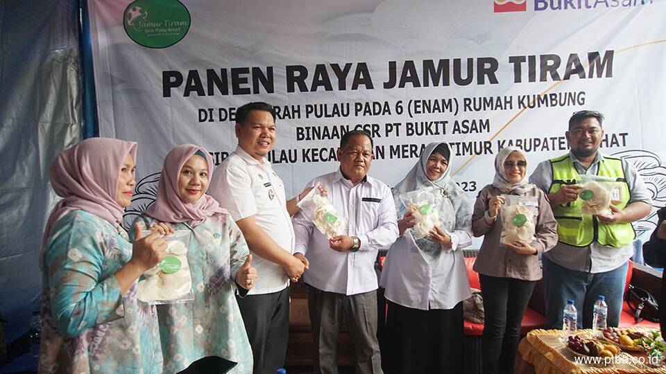 Bukit Asam Berdayakan Para Ibu Rumah Tangga Lewat Budidaya Jamur Tiram