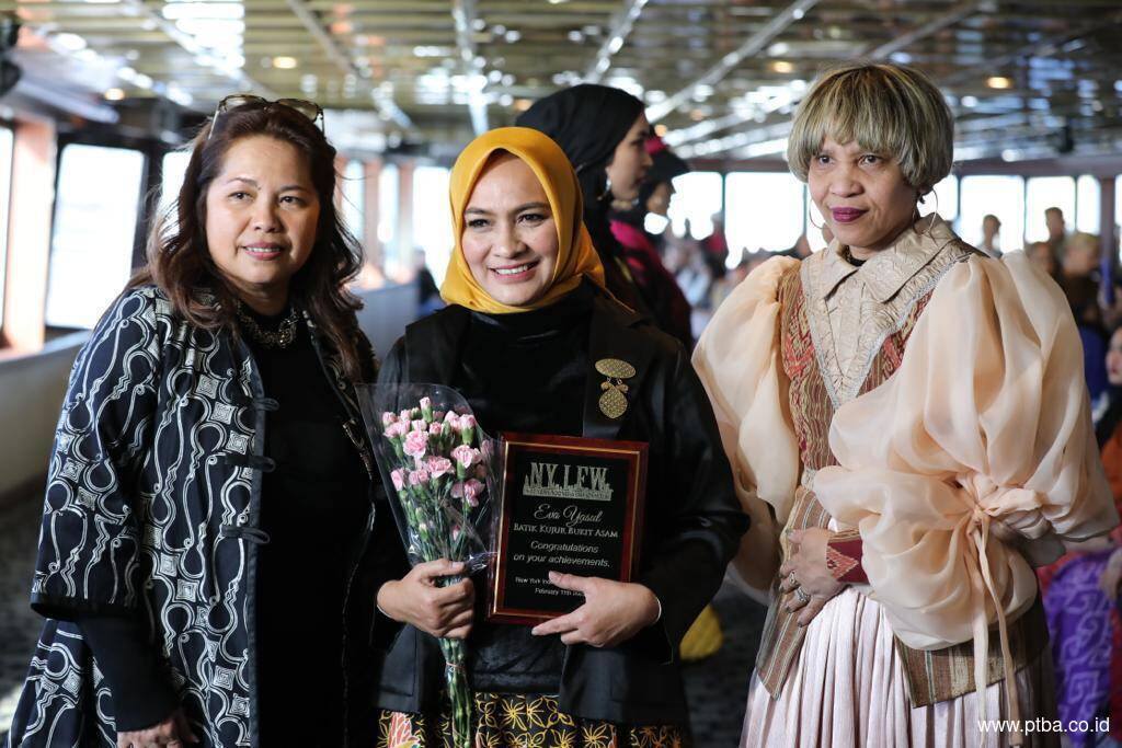 PTBA Dorong Kearifan Lokal Go International, Batik Kujur Tampil di AS