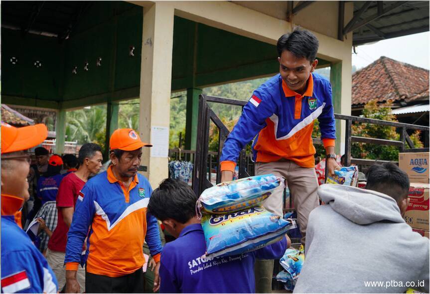 Gerak Cepat PTBA Bantu Korban Bencana Banjir di Muara Enim dan Lahat