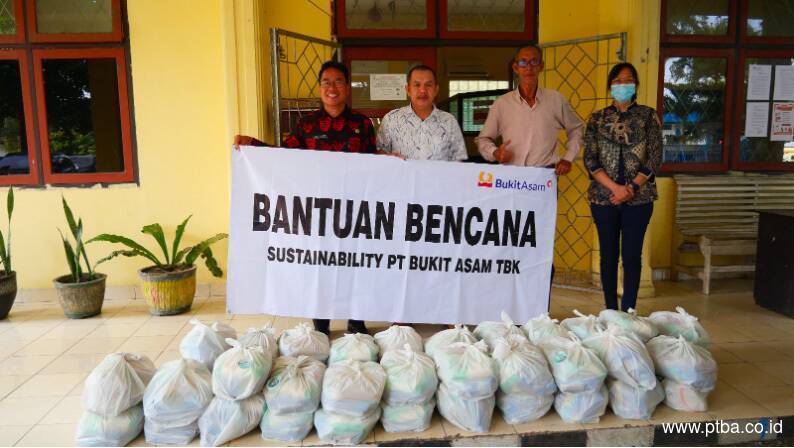 PTBA Bagikan 396 Paket Sembako untuk Korban Banjir di Muara Enim