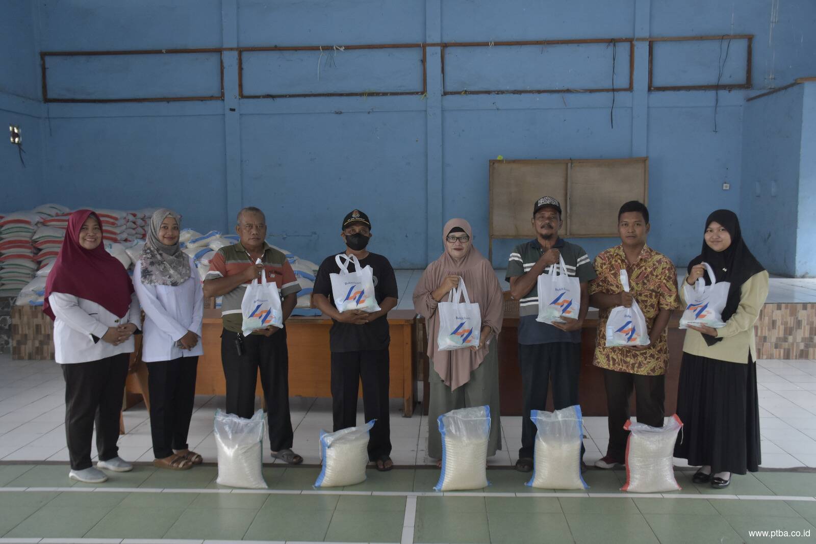 Bukit Asam Bagikan 10.000 Paket Sembako di Muara Enim dan Lahat