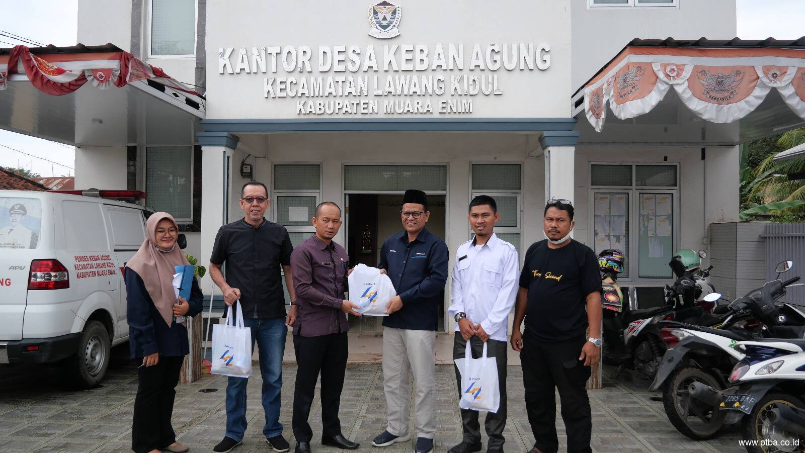 Bukit Asam Bagikan 10.000 Paket Sembako di Muara Enim dan Lahat