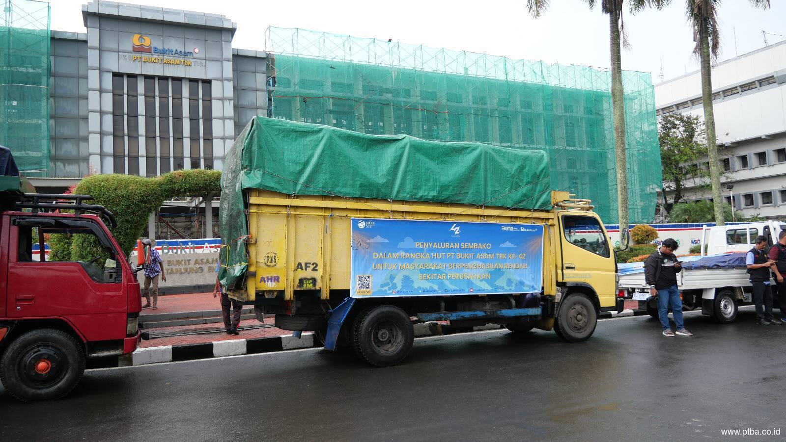 Bukit Asam Bagikan 10.000 Paket Sembako di Muara Enim dan Lahat