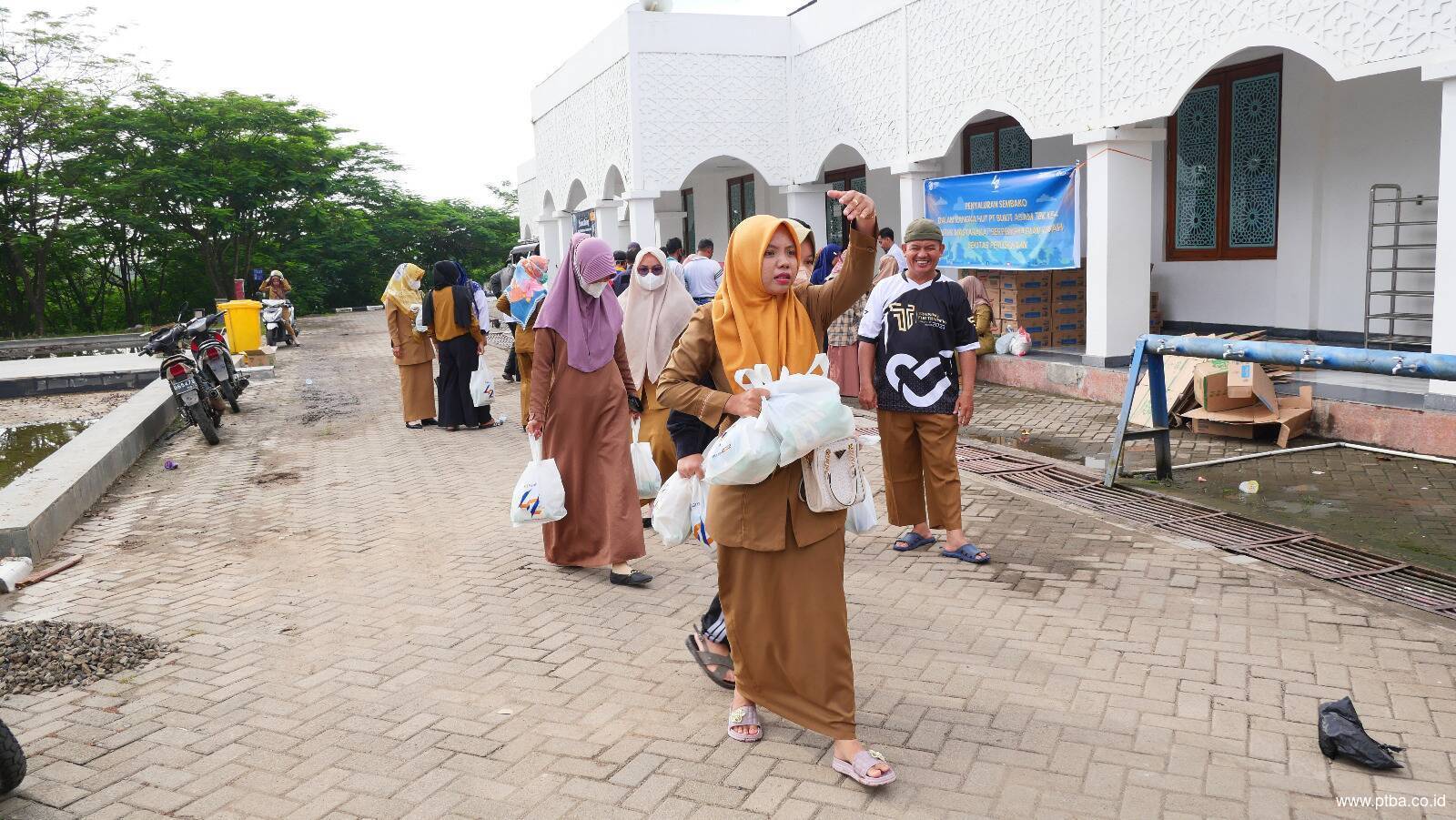 PTBA Bagikan 795 Paket Sembako untuk Guru Honorer saat Ramadhan