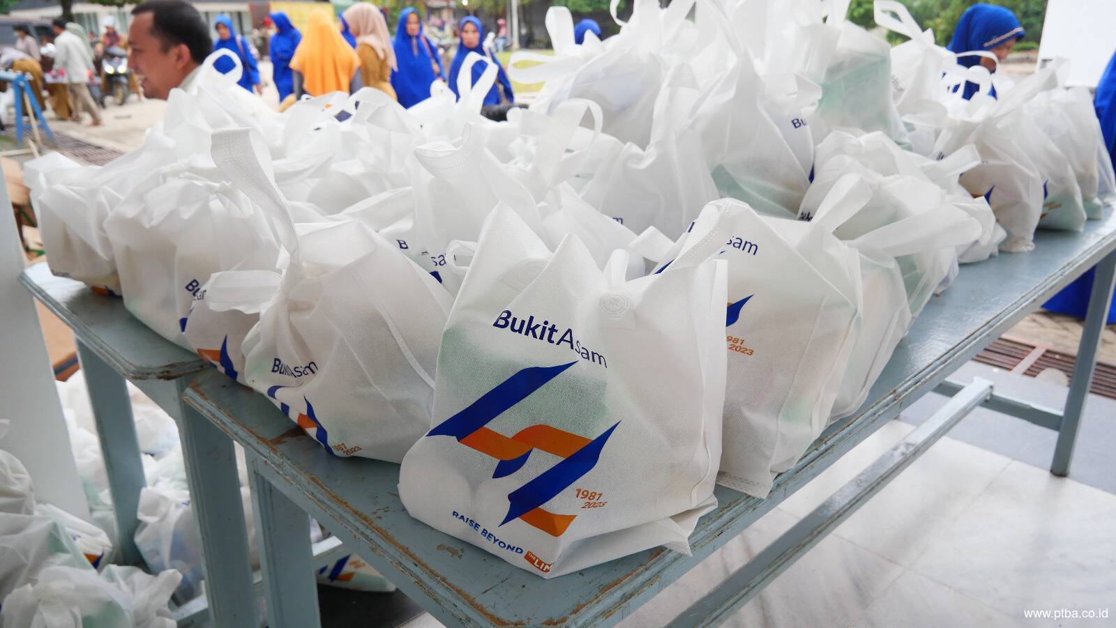 PTBA Bagikan 795 Paket Sembako untuk Guru Honorer saat Ramadhan