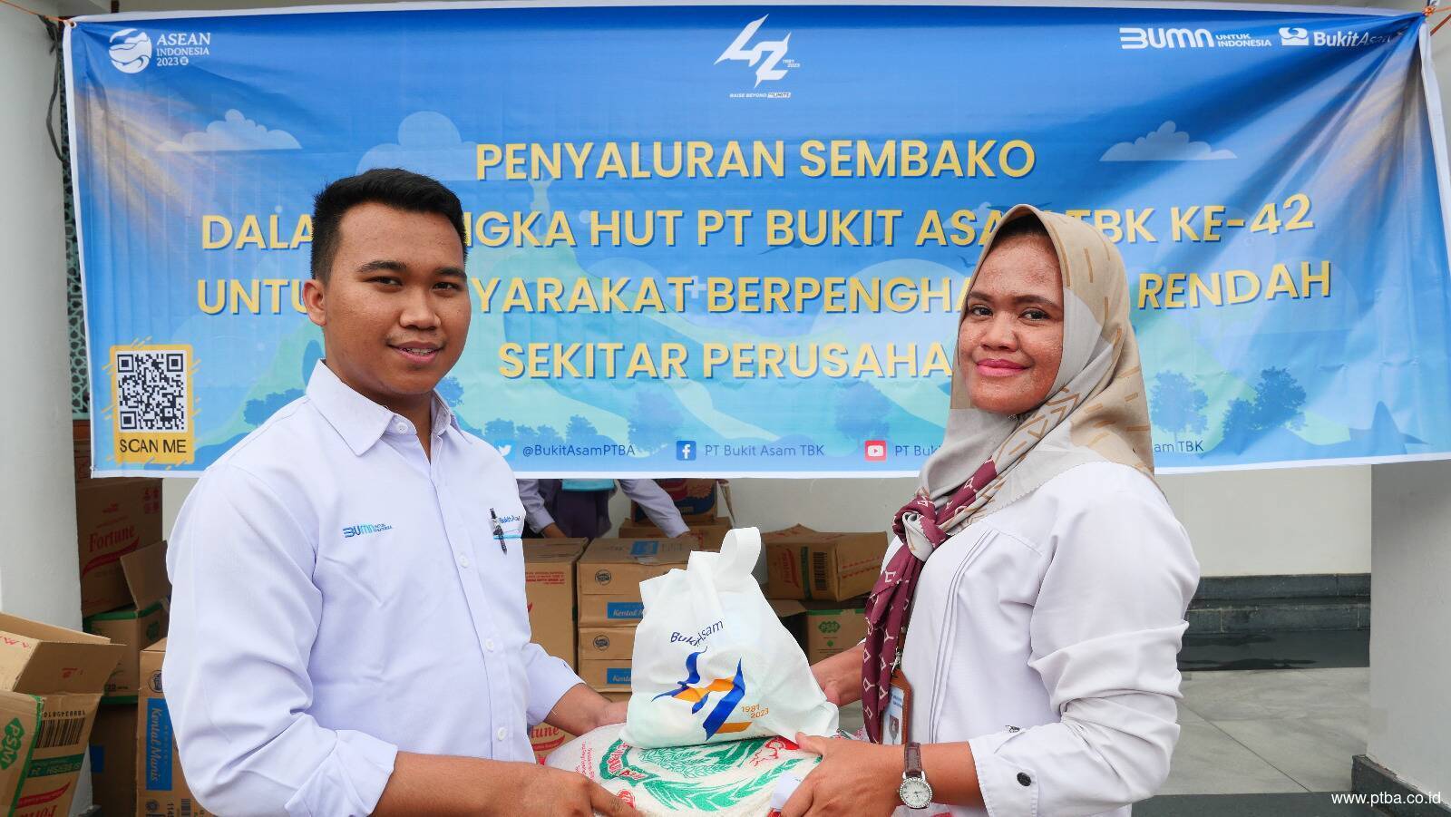 PTBA Bagikan 795 Paket Sembako untuk Guru Honorer saat Ramadhan