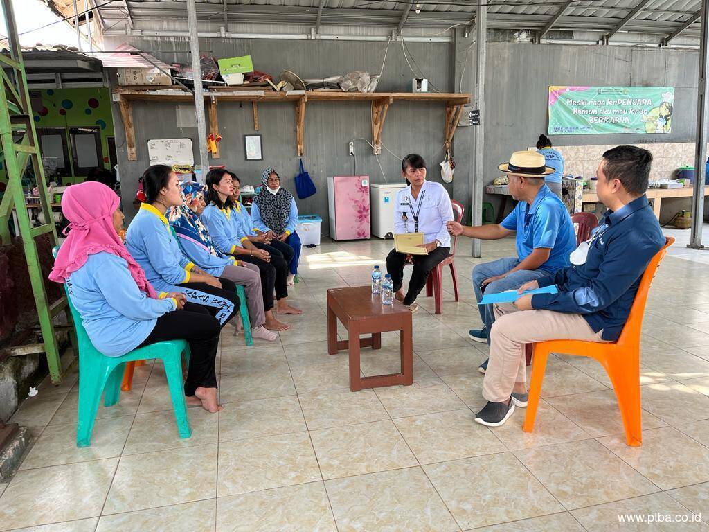 PTBA Latih Warga Binaan Lapas Perempuan Olah Limbah Jadi Beragam Kerajinan