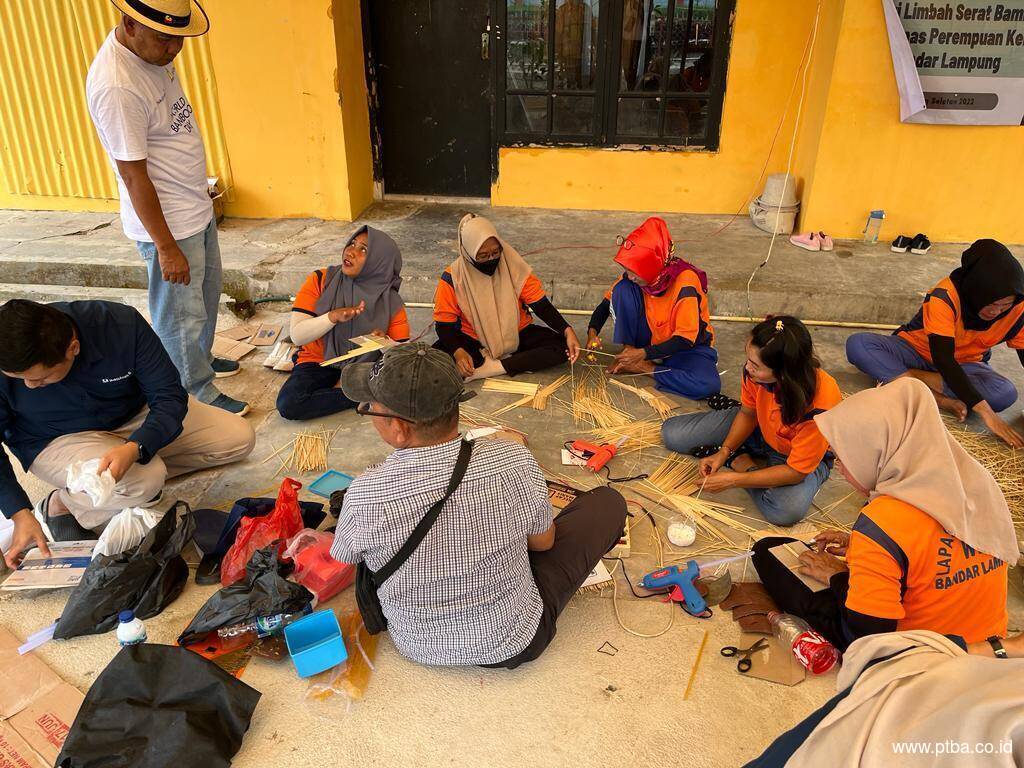 PTBA Latih Warga Binaan Lapas Perempuan Olah Limbah Jadi Beragam Kerajinan