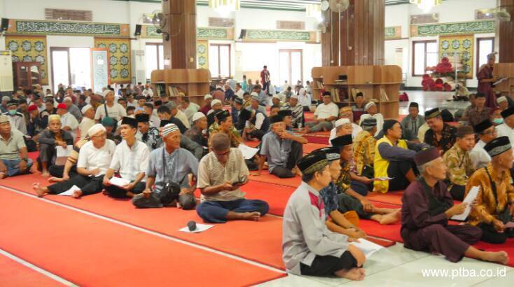 PTBA Beri Bantuan untuk 105 Masjid dan 106 Musala