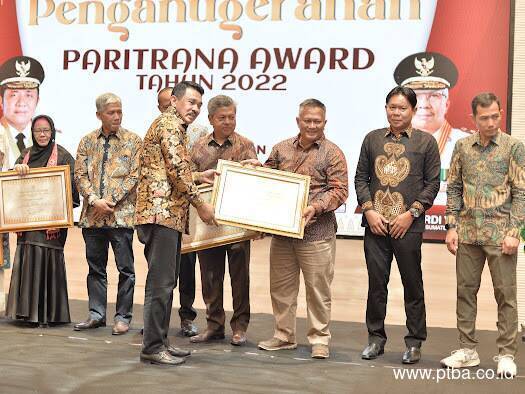 Komitmen Lindungi Pekerja, PTBA Raih Paritrana Award