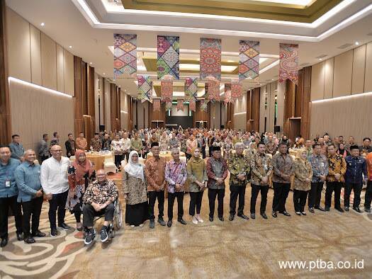 Komitmen Lindungi Pekerja, PTBA Raih Paritrana Award