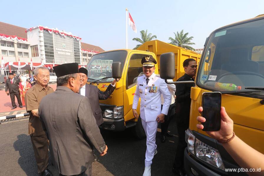 PTBA Serahkan Bantuan Truk Arm Roll hingga Mesin Pemusnah Sampah untuk Pemkab Muara Enim