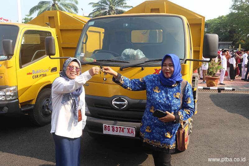 PTBA Serahkan Bantuan Truk Arm Roll hingga Mesin Pemusnah Sampah untuk Pemkab Muara Enim