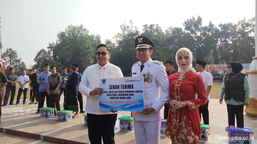 PTBA Serahkan Bantuan Truk Arm Roll hingga Mesin Pemusnah Sampah untuk Pemkab Muara Enim