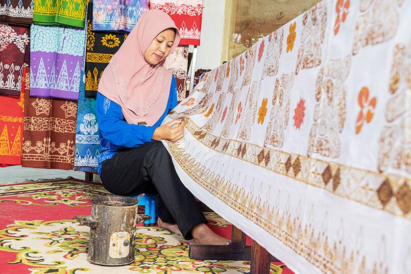 Kembangkan Batik Kujur, Bukit Asam (PTBA) Berdayakan Para Ibu Rumah Tangga