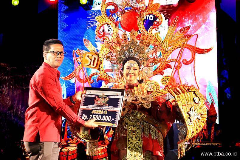 Bukit Asam (PTBA) Dukung Pelestarian Songket Silungkang Khas Sawahlunto