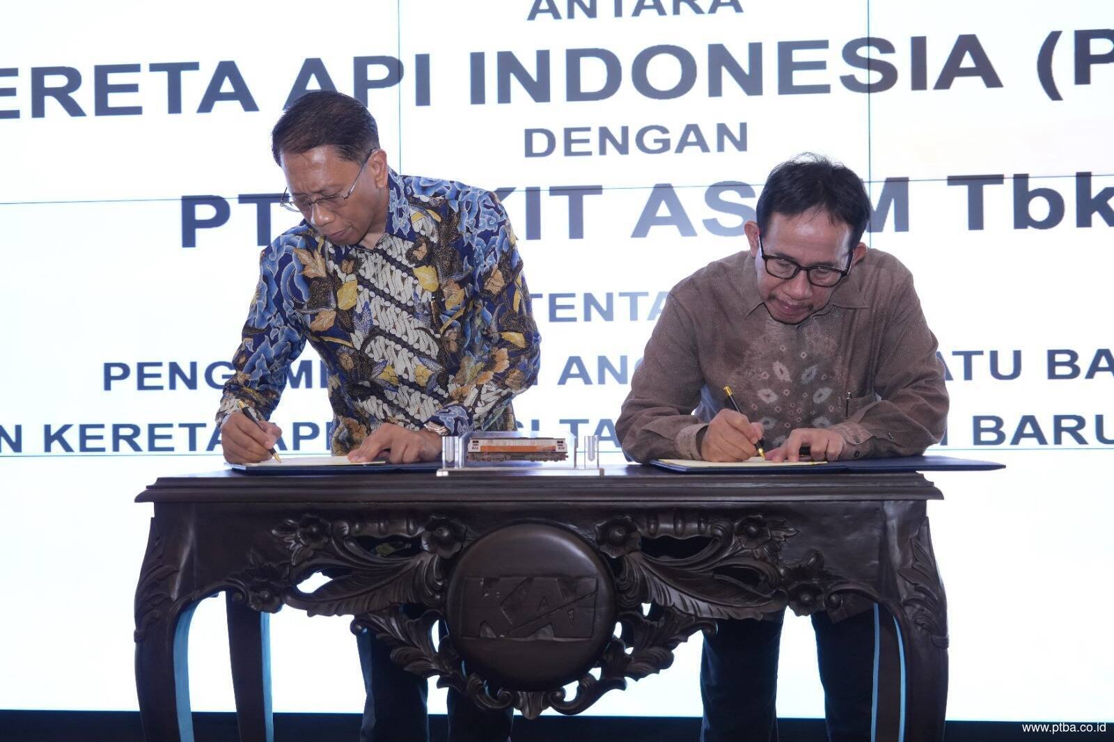 Tingkatkan Sinergisitas, KAI dan PTBA Tanda Tangani Perjanjian Angkutan Batu Bara
