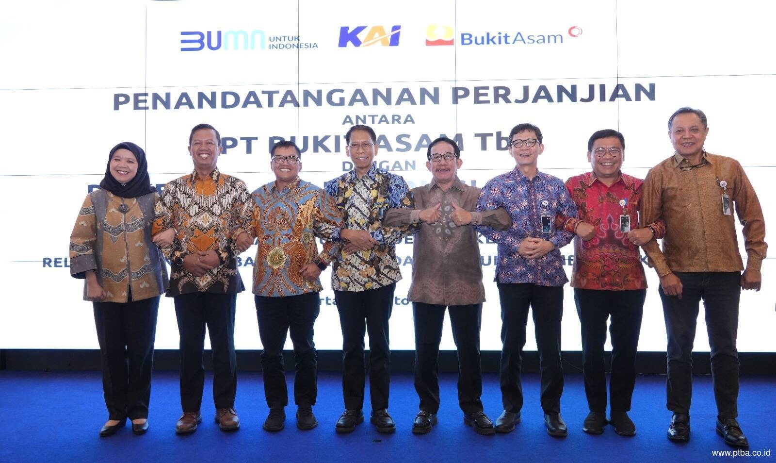 Tingkatkan Sinergisitas, KAI dan PTBA Tanda Tangani Perjanjian Angkutan Batu Bara