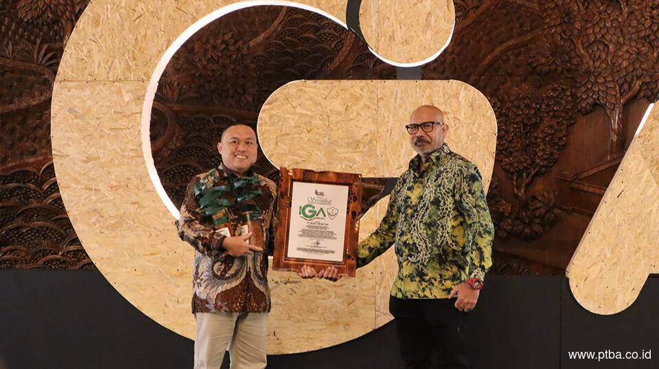 Kembangkan Keanekaragaman Hayati dan Energi Terbarukan, Bukit Asam Raih Indonesia Green Awards 2024