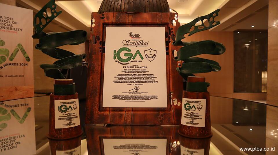 Kembangkan Keanekaragaman Hayati dan Energi Terbarukan, Bukit Asam Raih Indonesia Green Awards 2024