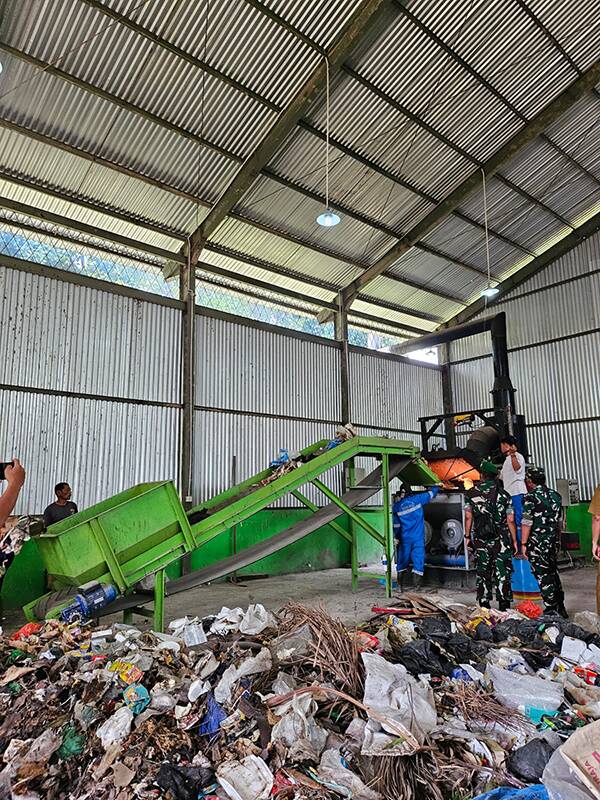 Bukit Asam (PTBA) Serahkan Bantuan Mesin Pemusnah Sampah untuk Muara Enim