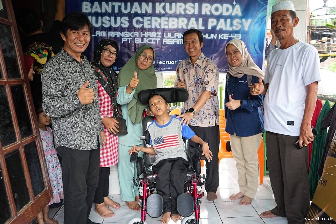 Berikan Kursi Roda Adaptif, Bukit Asam Datangi Langsung Anak-anak Cerebral Palsy