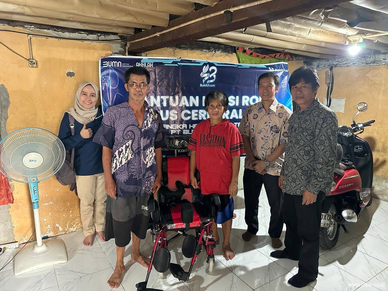 Berikan Kursi Roda Adaptif, Bukit Asam Datangi Langsung Anak-anak Cerebral Palsy