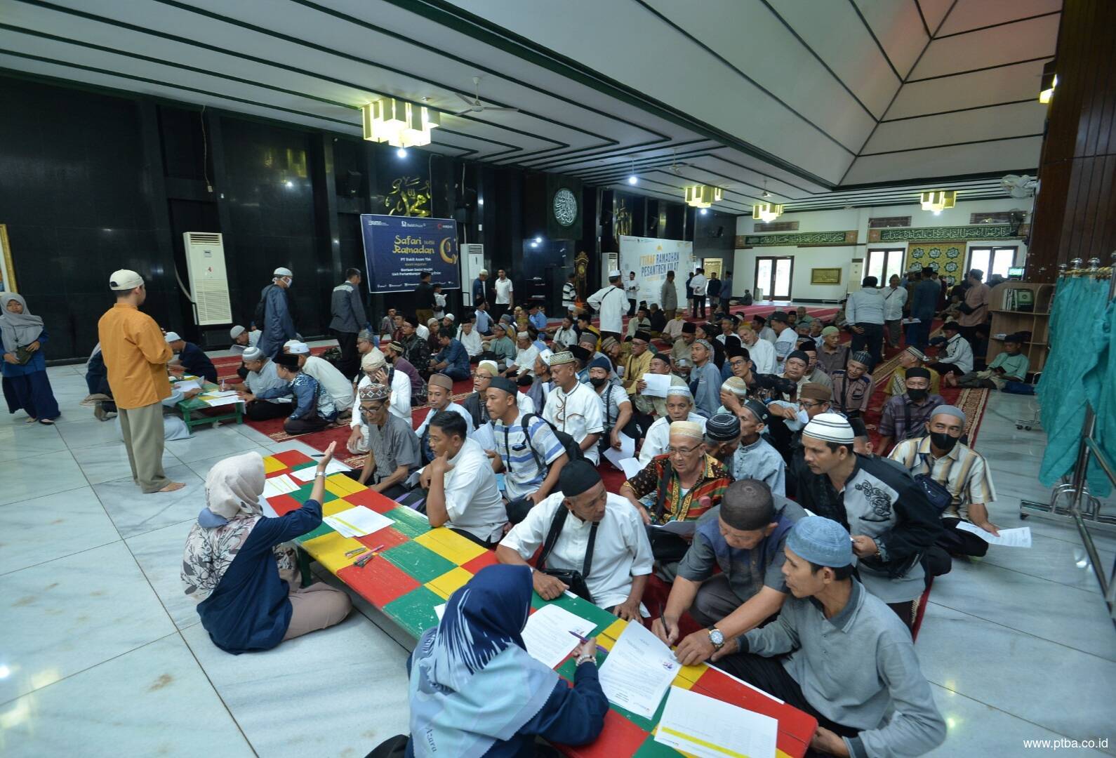 Berbagi Berkah Ramadan, Bukit Asam (PTBA) Salurkan Bantuan untuk 106 Masjid