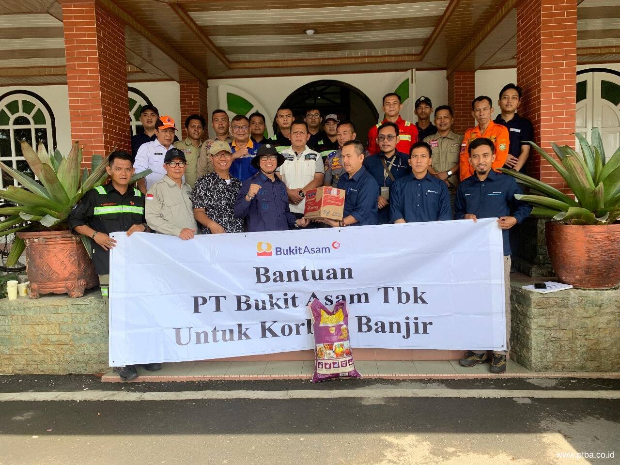 Bukit Asam (PTBA) Salurkan Bantuan untuk Korban Banjir di OKU