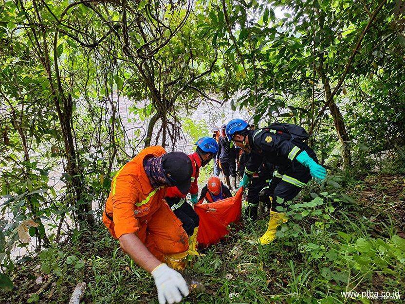 Peduli Bencana Sumbar, Bukit Asam (PTBA) Salurkan Bantuan untuk Korban Banjir Bandang